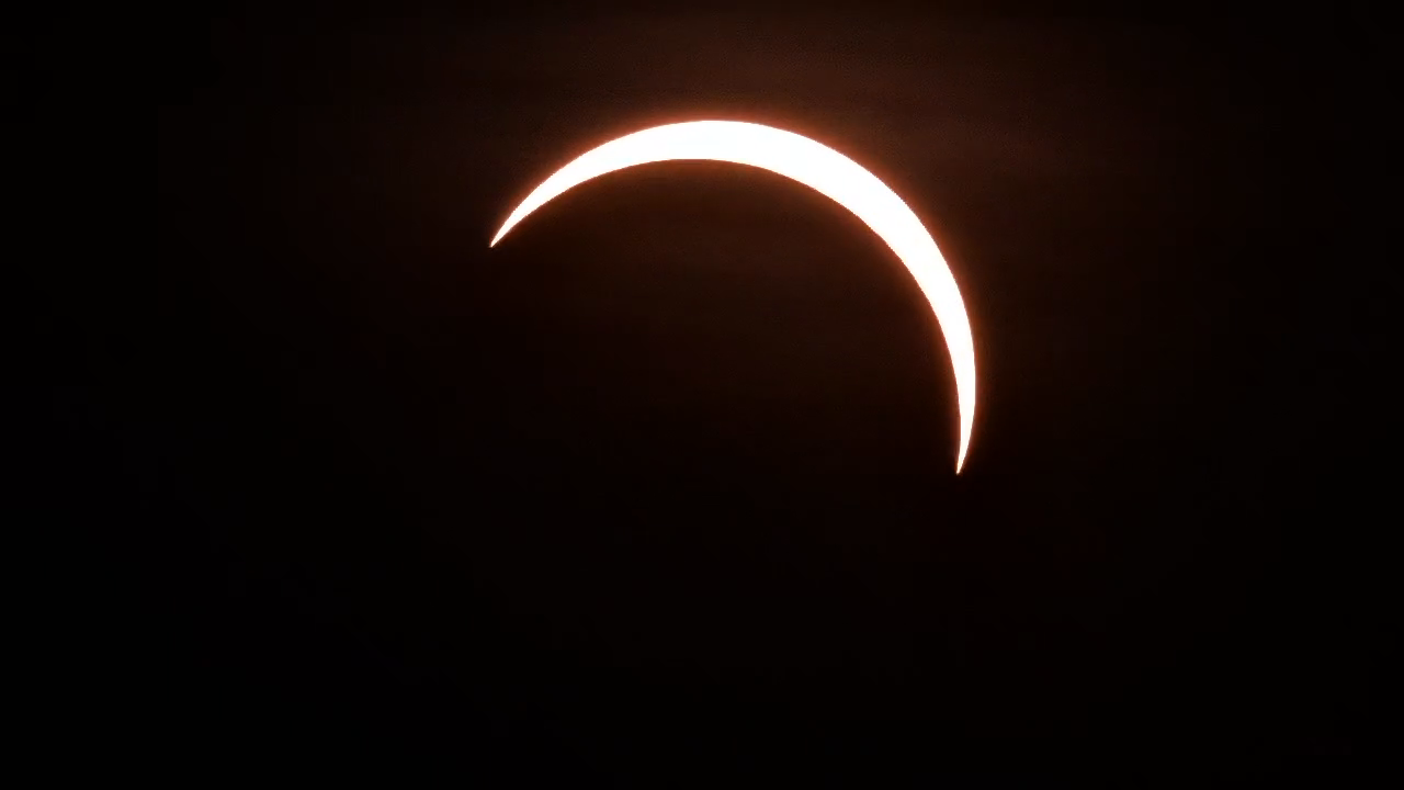Stage 3 of 5 · Maximum eclipse — the Sun reduced to a thin brilliant arc